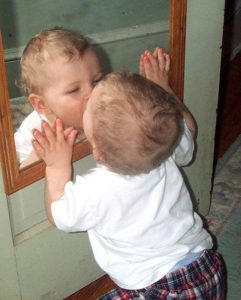 baby-in-mirror